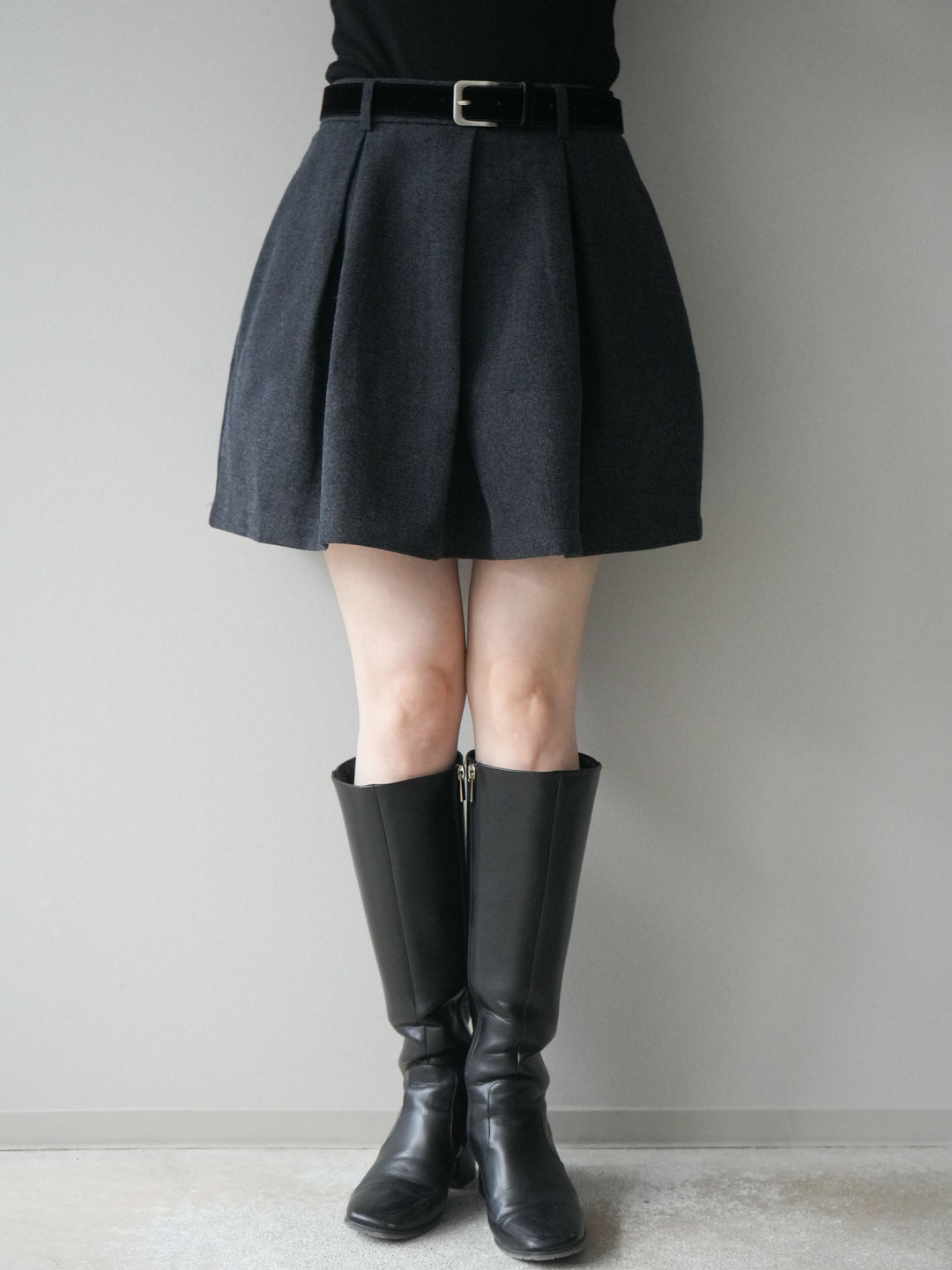 [予約]ベルト付きタックミニスカート/charcoal
