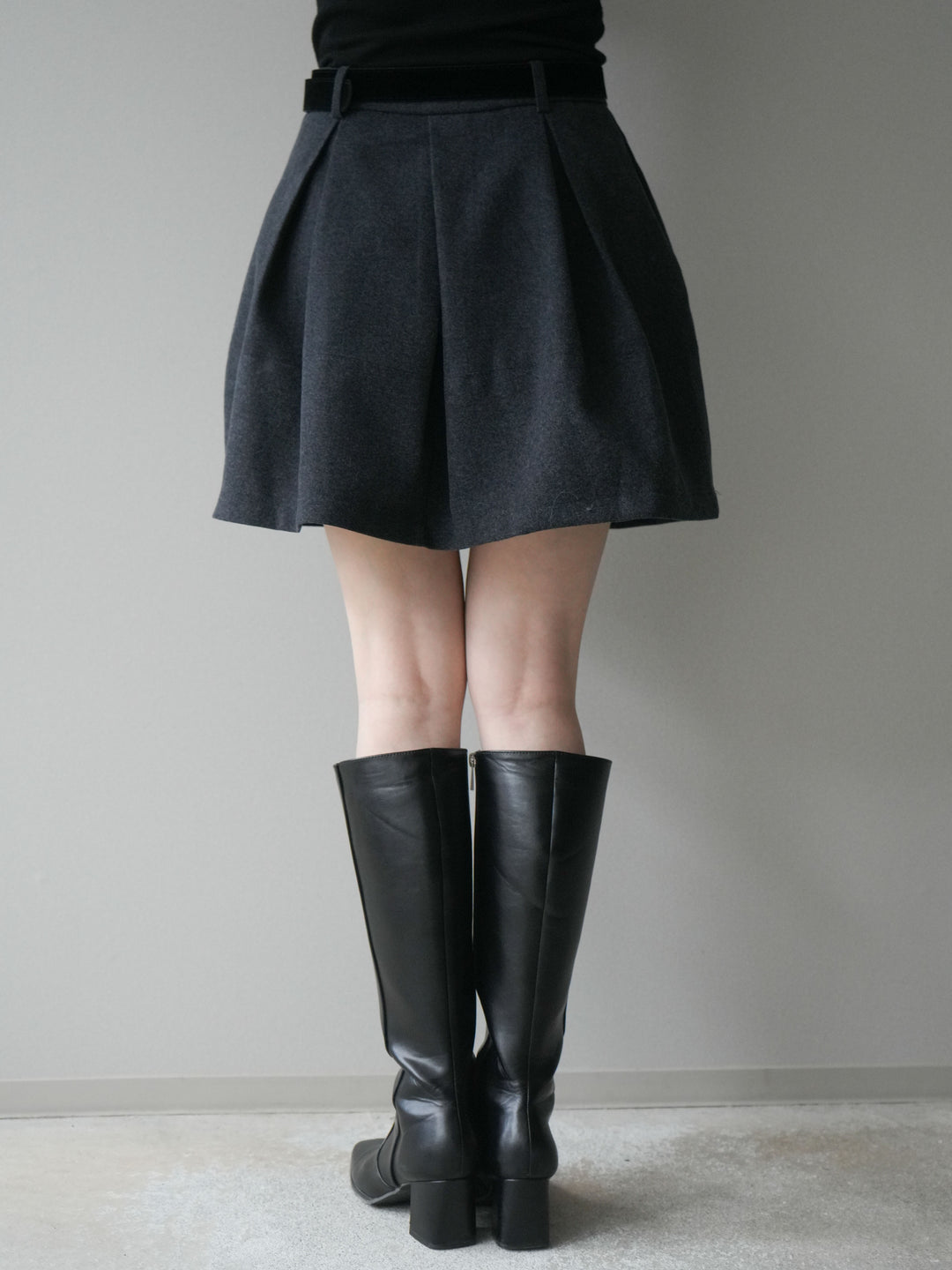 [予約]ベルト付きタックミニスカート/charcoal