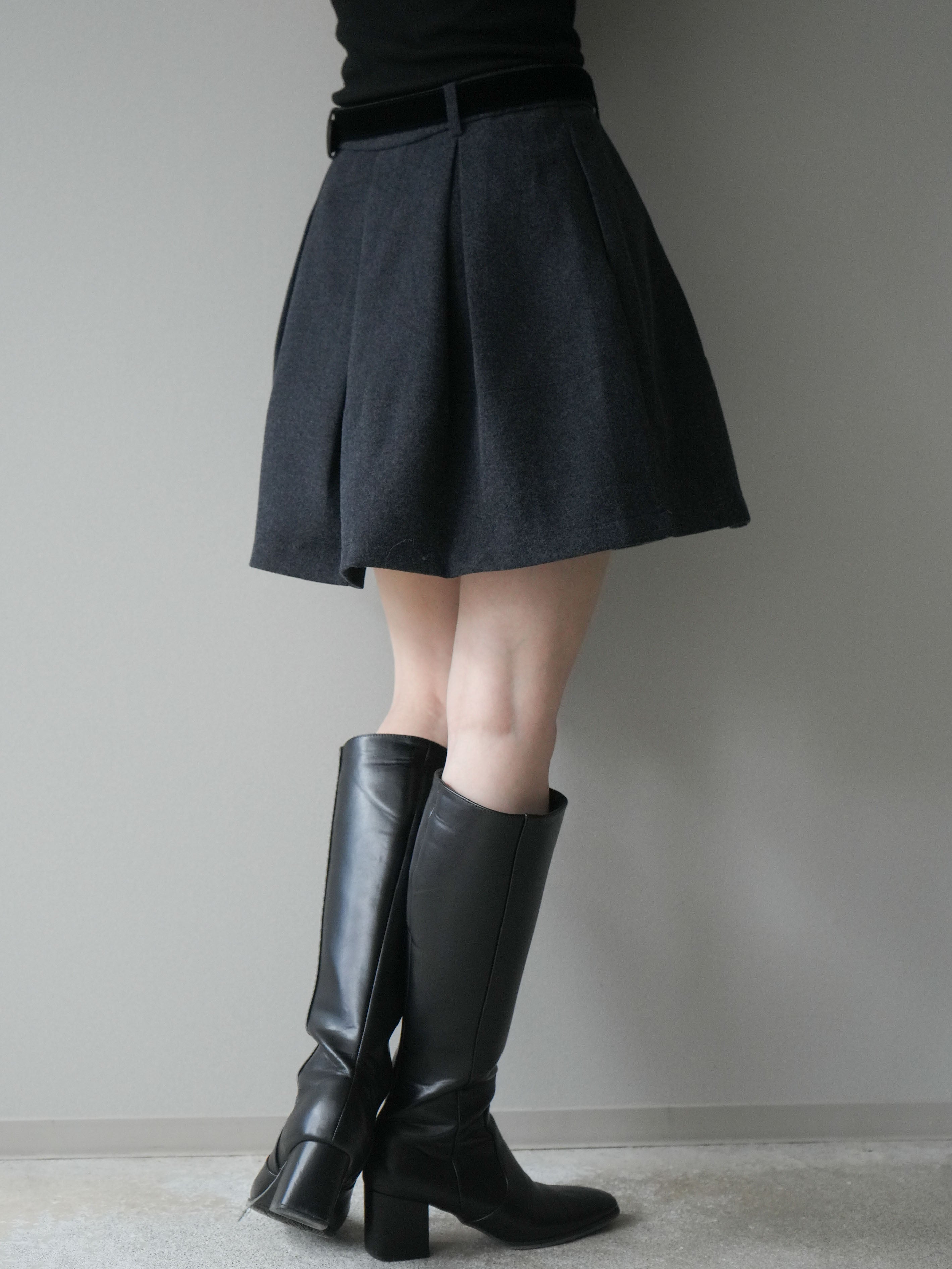 予約]ベルト付きタックミニスカート/charcoal – Lumier