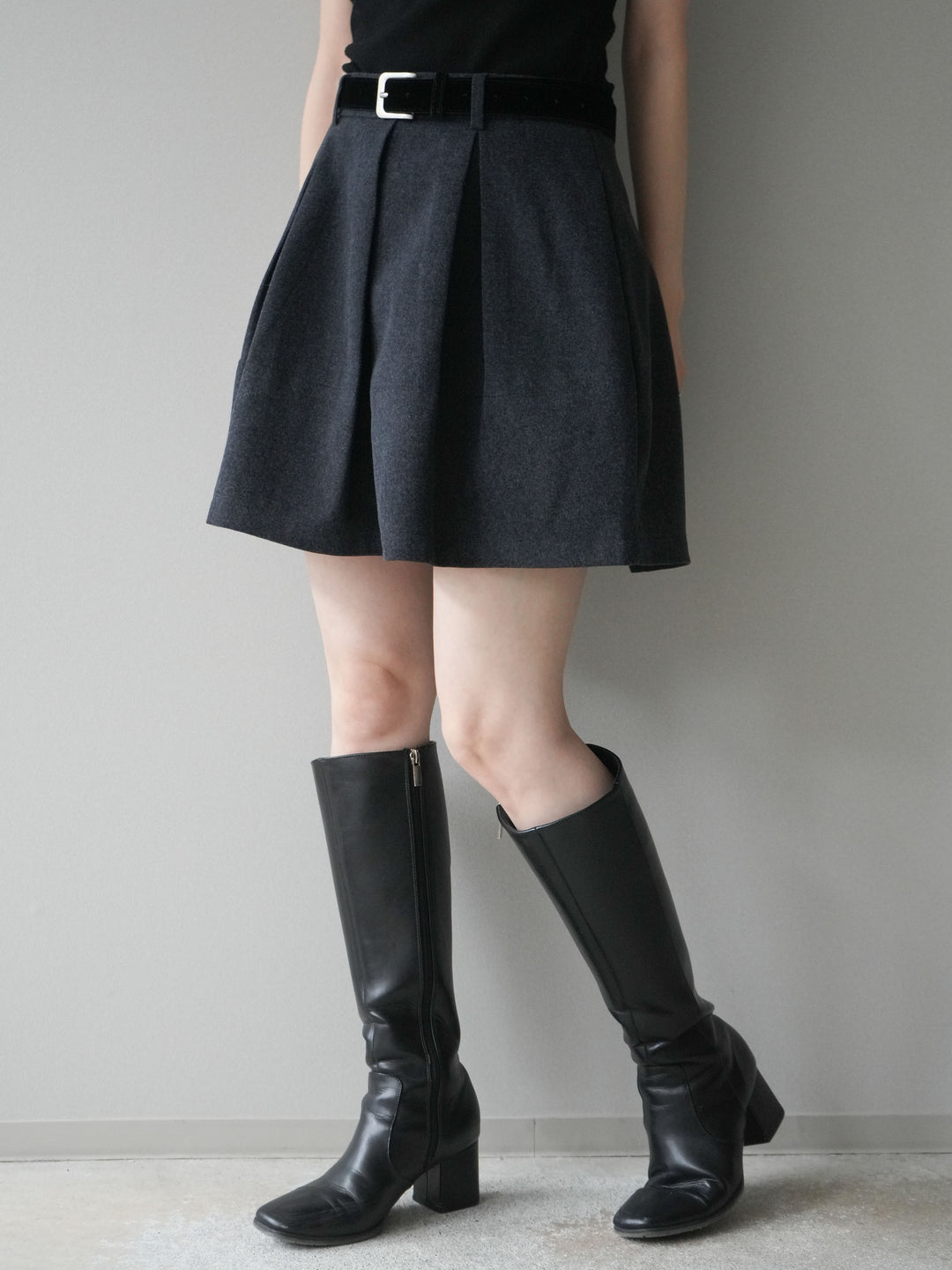 [予約]ベルト付きタックミニスカート/charcoal