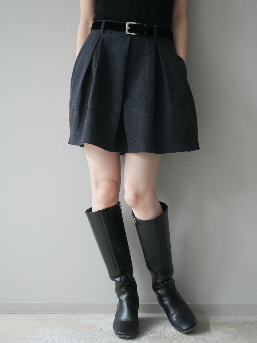 [予約]ベルト付きタックミニスカート/charcoal