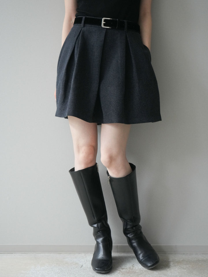 [予約]ベルト付きタックミニスカート/charcoal