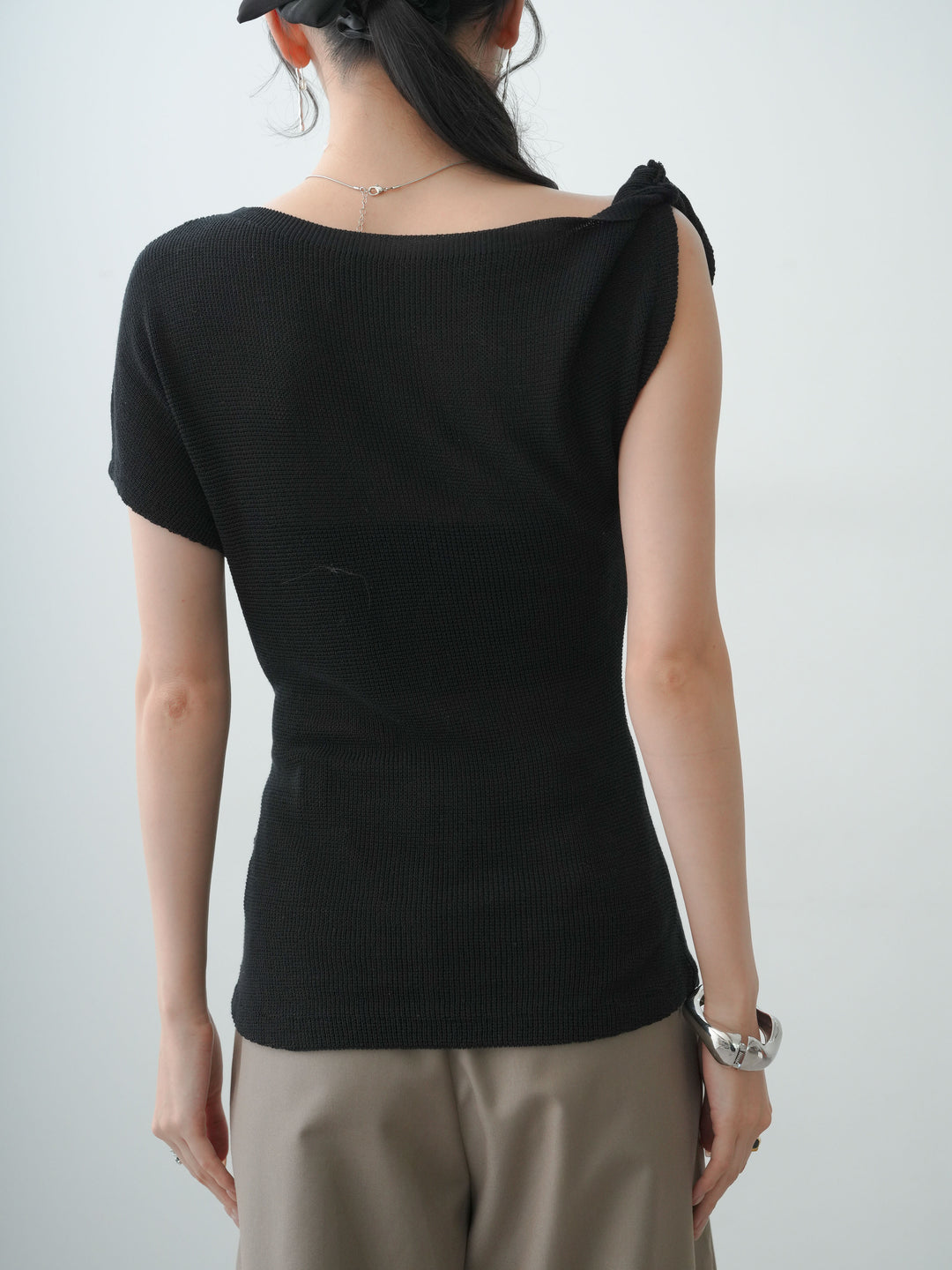 [予約]ショルダーツイストノースリニットトップス/black