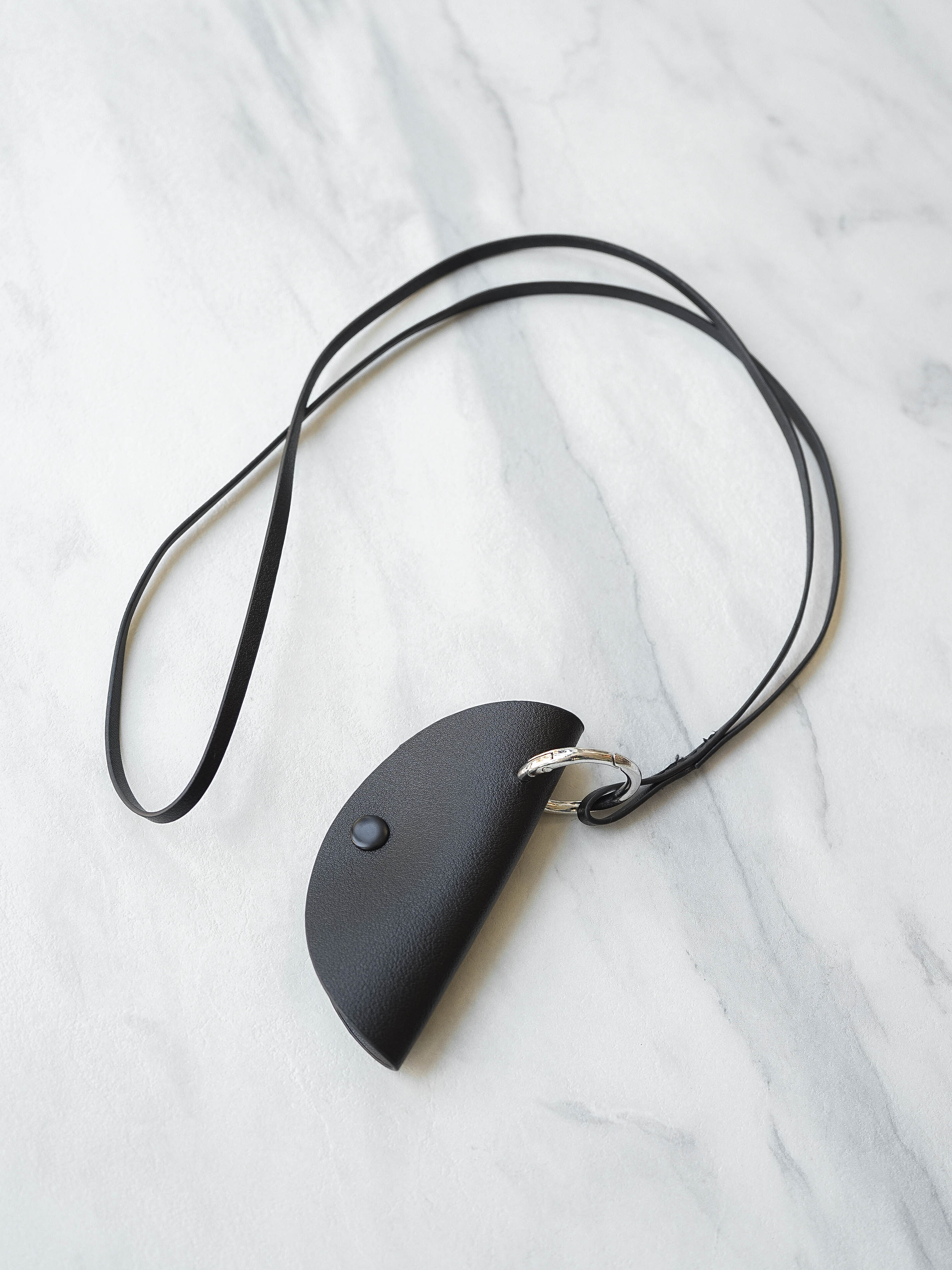 予約]フェイクレザーキーネックレス/ブラック – Lumier