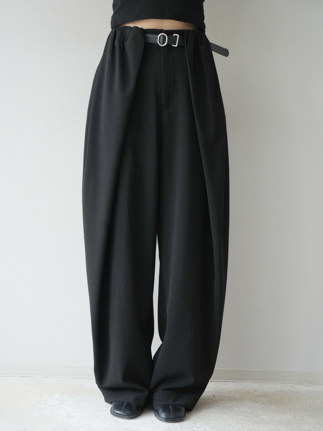 [予約]ベルト付タックワイドパンツ/ブラック