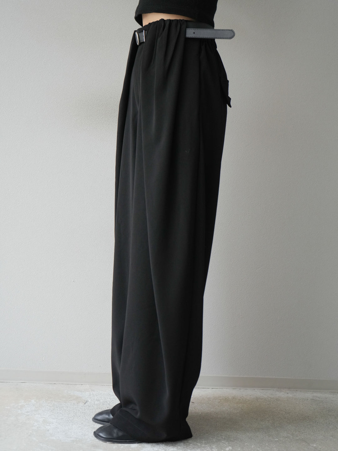 [予約]ベルト付タックワイドパンツ/ブラック