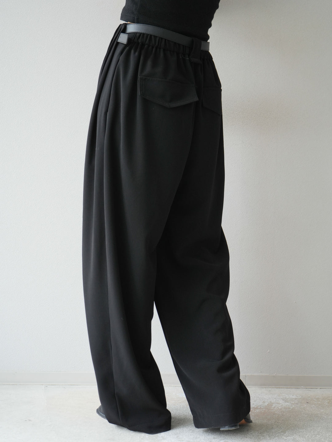 [予約]ベルト付タックワイドパンツ/ブラック