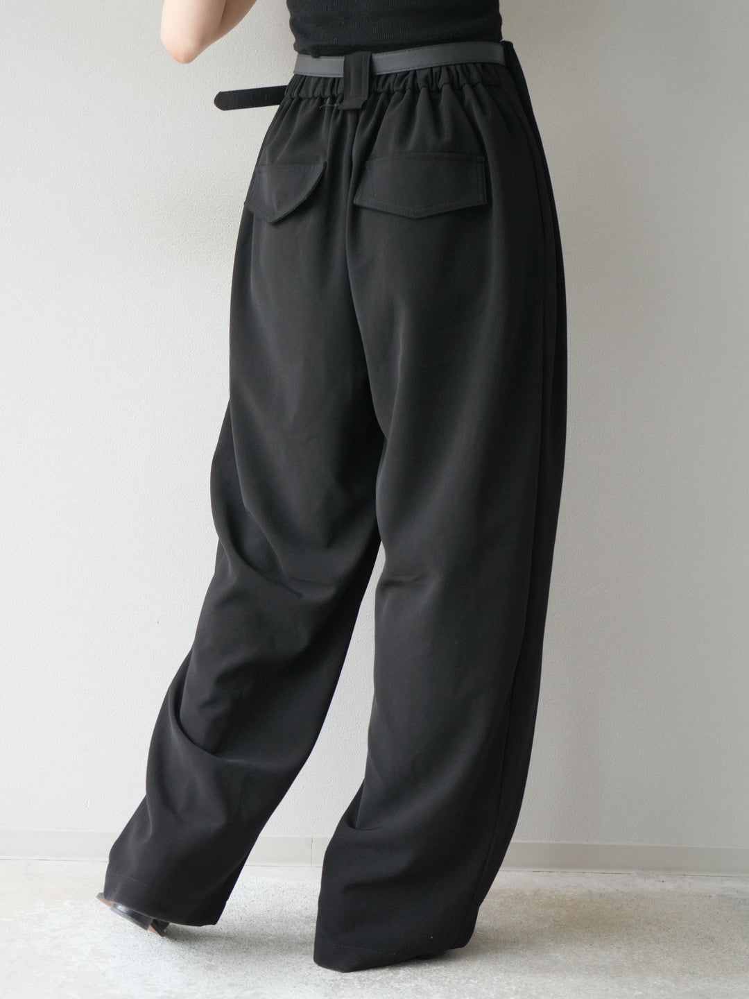[予約]ベルト付タックワイドパンツ/ブラック