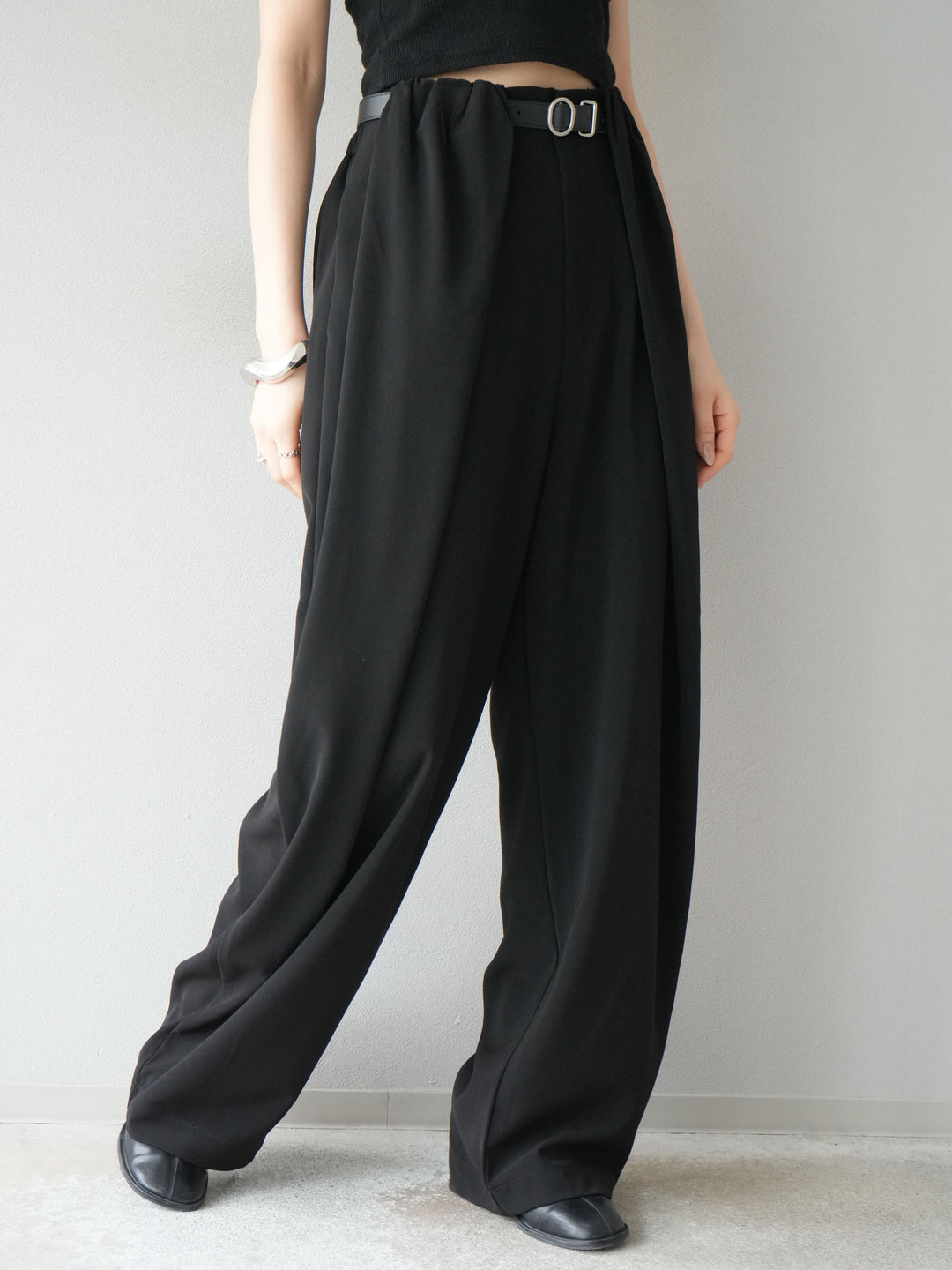 [予約]ベルト付タックワイドパンツ/ブラック