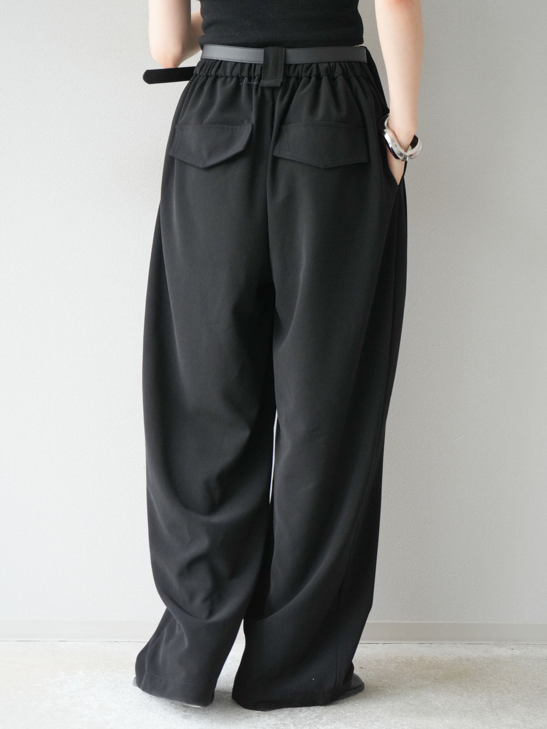 [予約]ベルト付タックワイドパンツ/ブラック