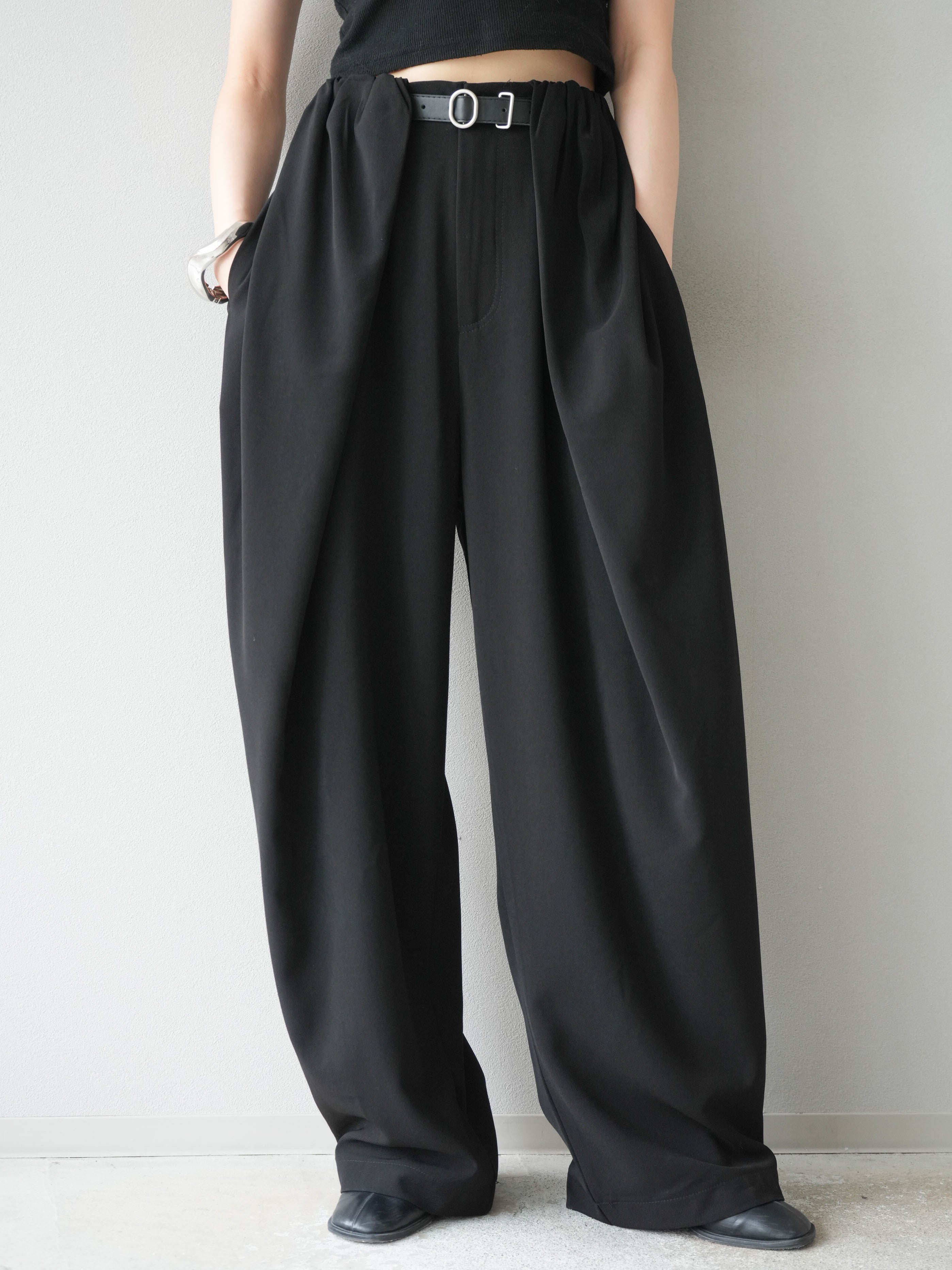 ebure 23SS 黒タグ　ベルト付　タックワイドパンツ 予約]ベルト付タックワイドパンツ/ブラック – Lumier