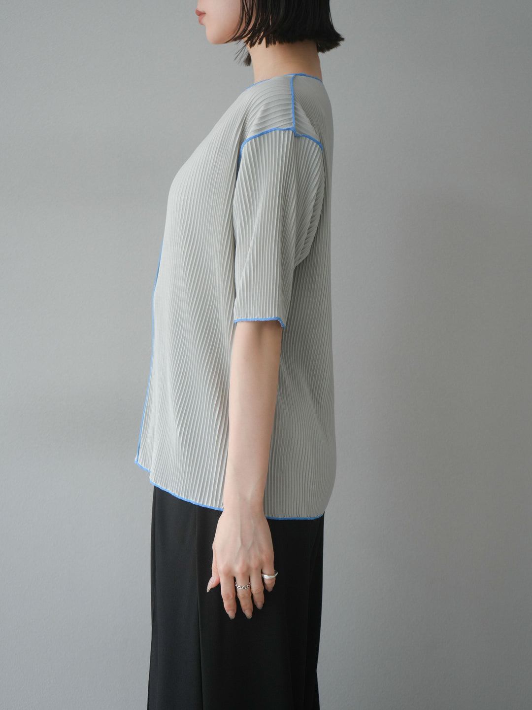 【預購】配色柔和百褶半袖上衣/灰色