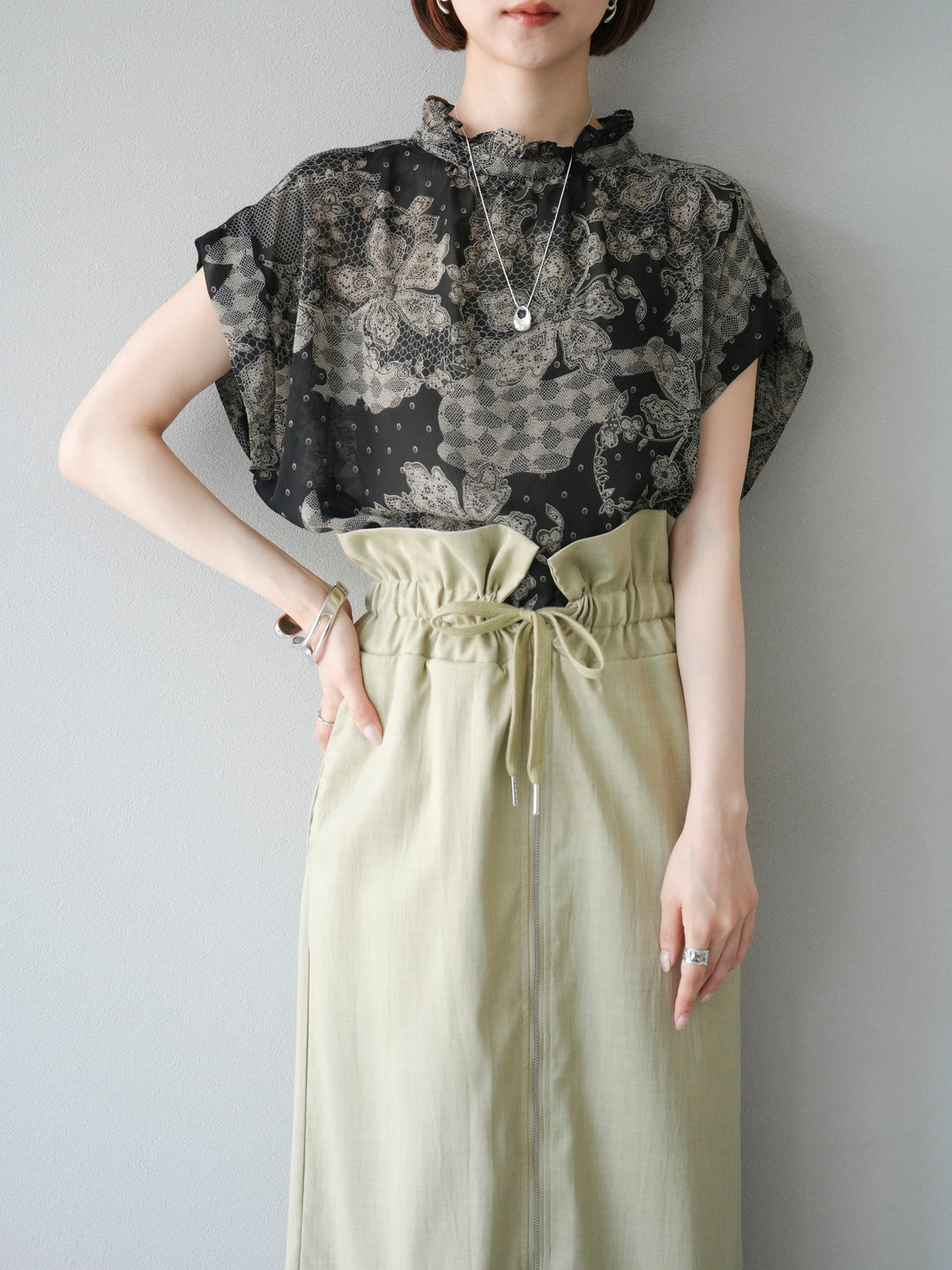 [予約]フラワーパターンフレンチスリーブブラウス/ブラック