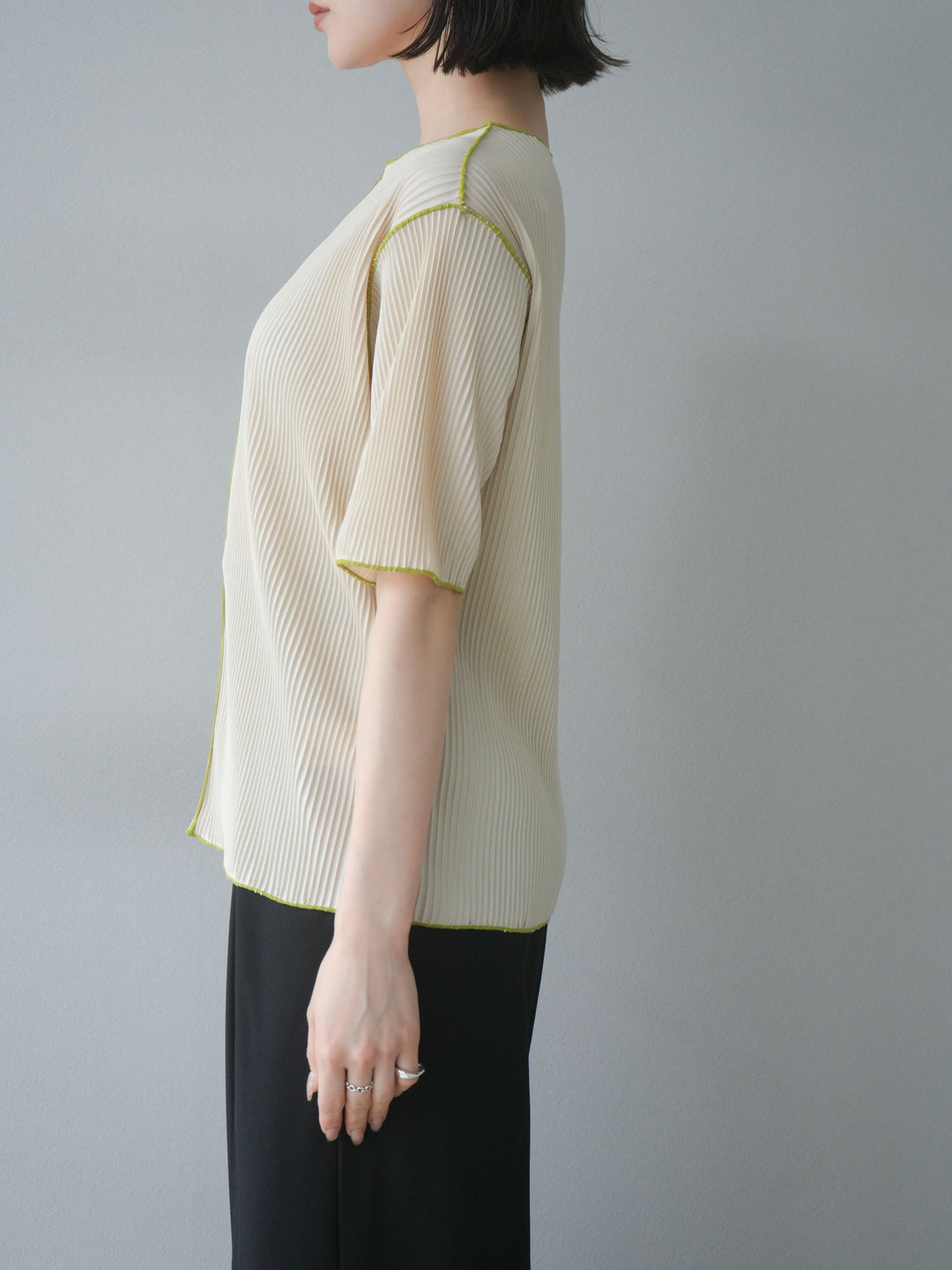 【預購】色彩協調的柔和褶皺半袖上衣/象牙白