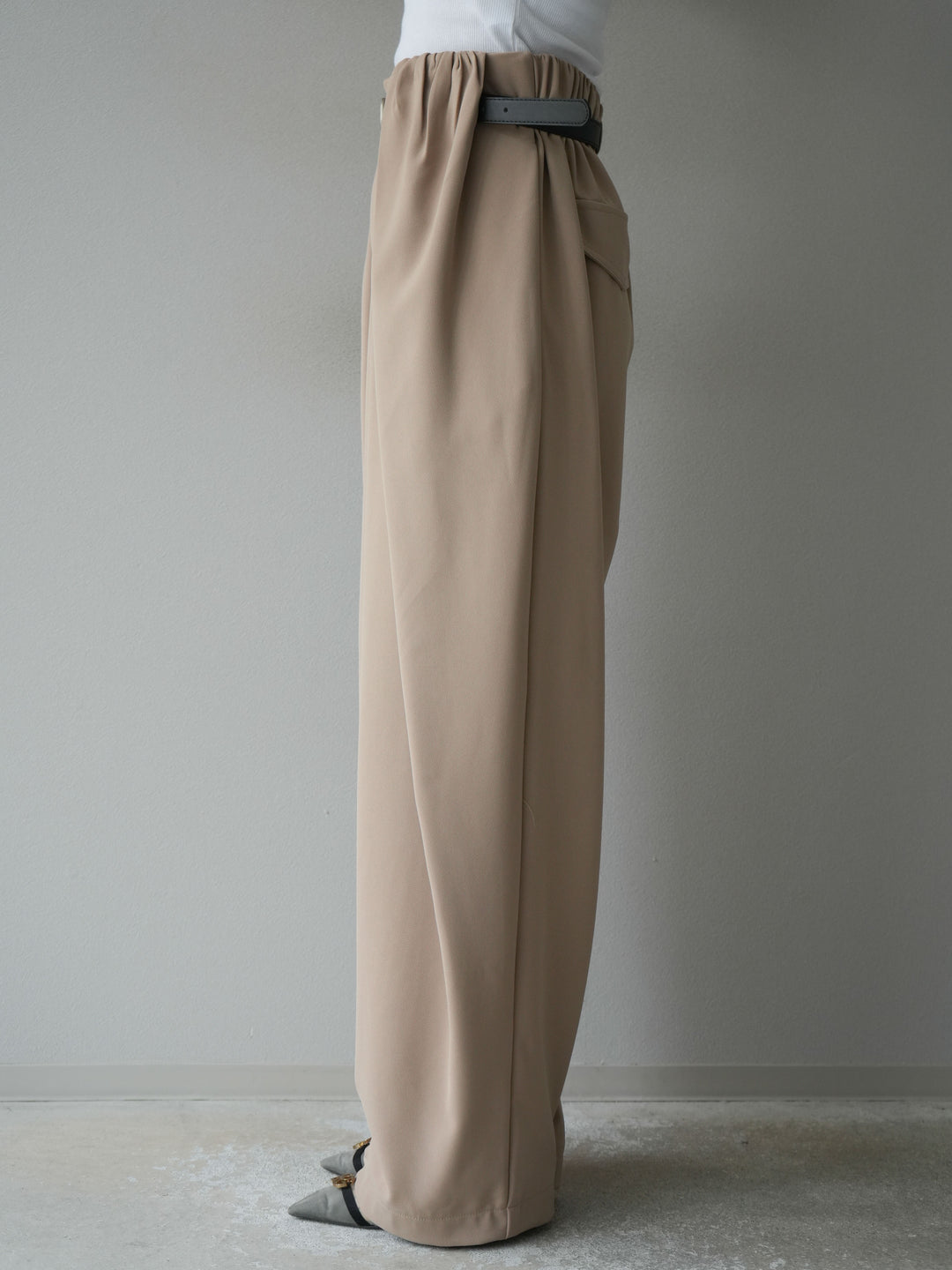 [予約]ベルト付タックワイドパンツ/ベージュ
