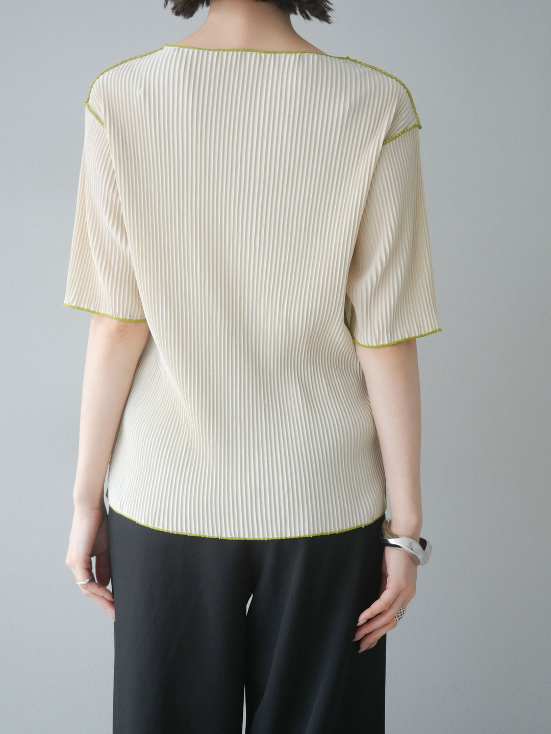 【預購】色彩協調的柔和褶皺半袖上衣/象牙白
