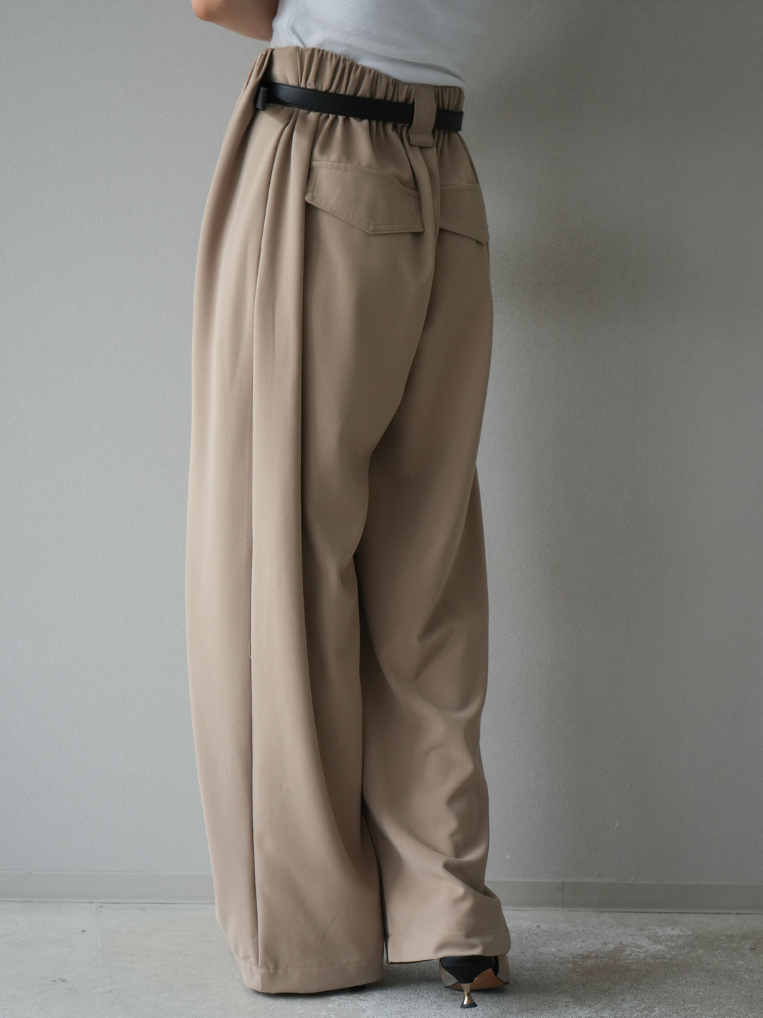 [予約]ベルト付タックワイドパンツ/ベージュ