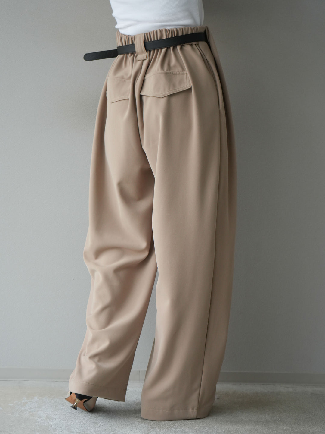 [予約]ベルト付タックワイドパンツ/ベージュ