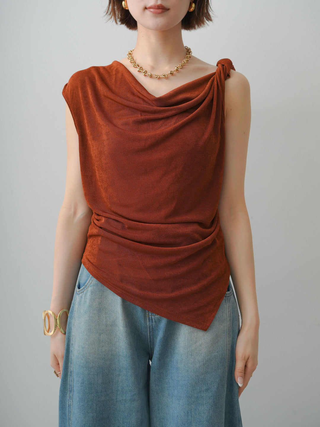 [予約]ツイストショルダーアシメドレープトップス/brown