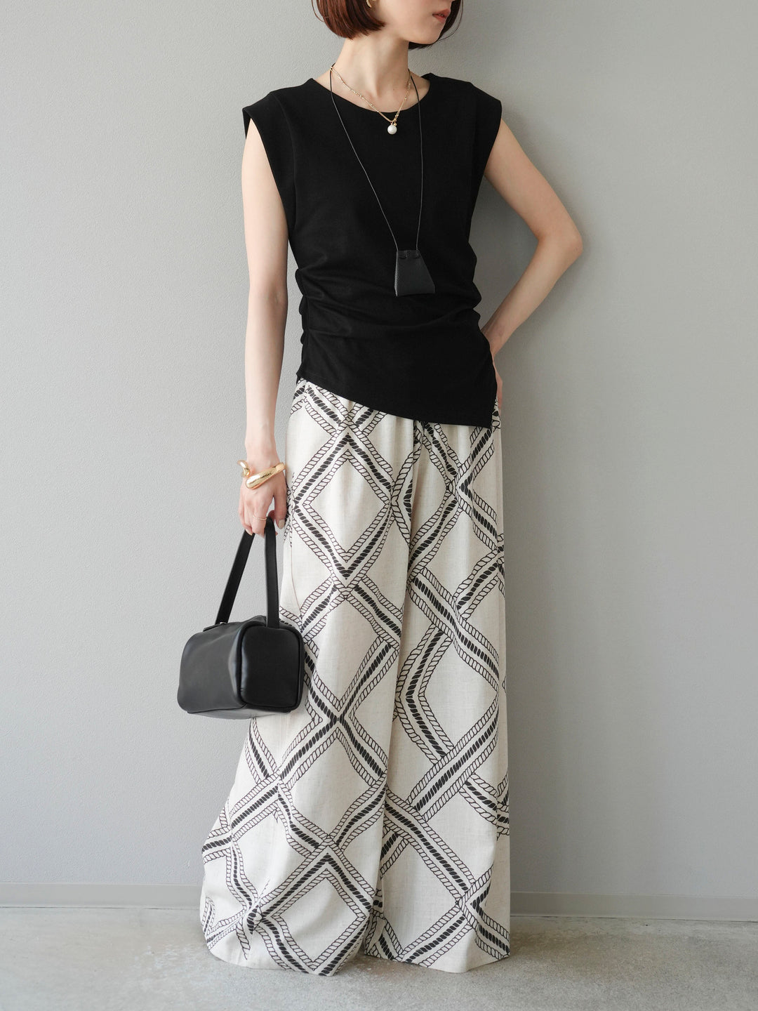 [予約]サイドギャザーTシャツ＆巾着レザーネックレスSET /ブラック