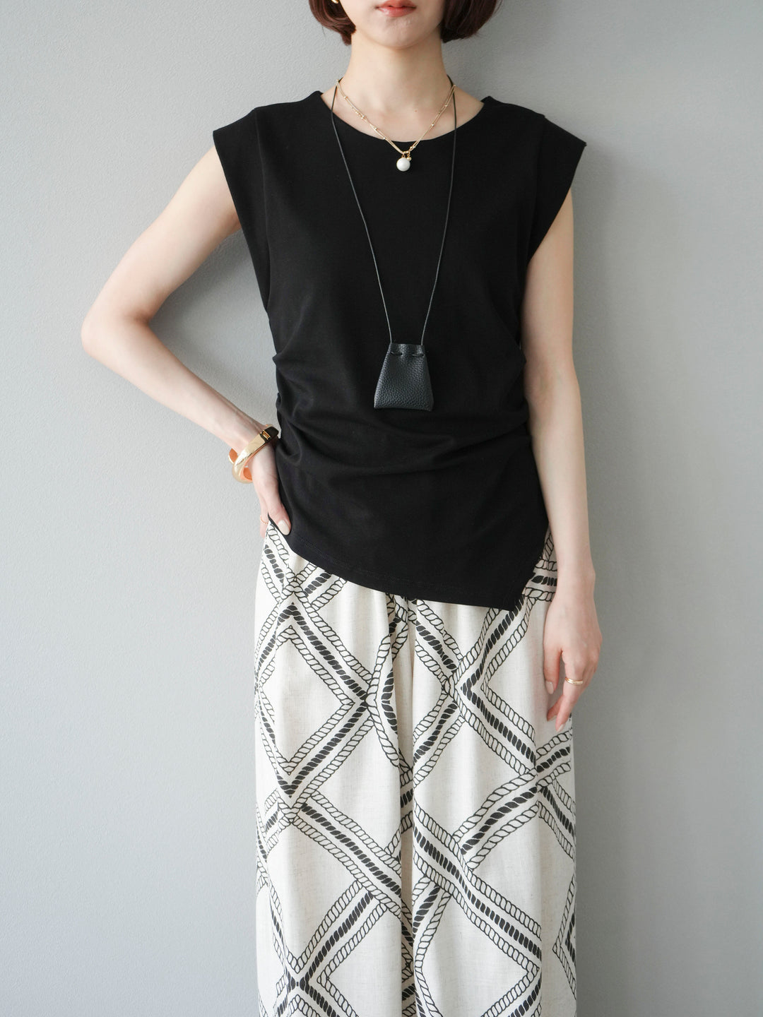 [予約]サイドギャザーTシャツ＆巾着レザーネックレスSET /ブラック