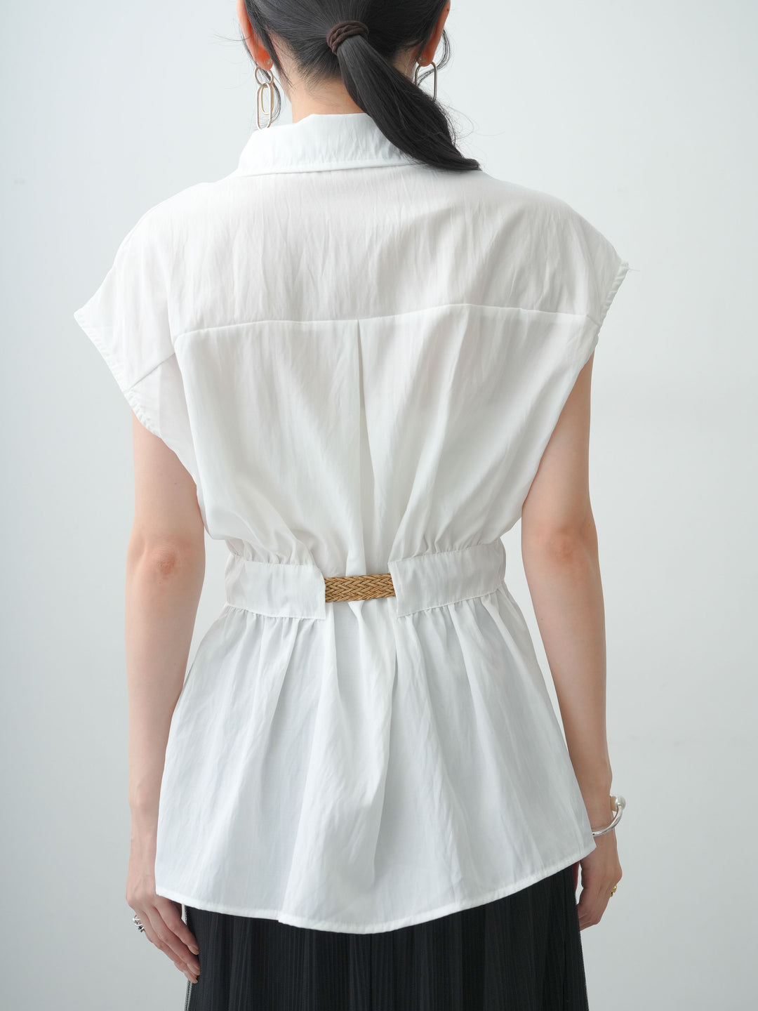 [予約]メッシュベルト付ウエストギャザーノースリーブシャツ/white