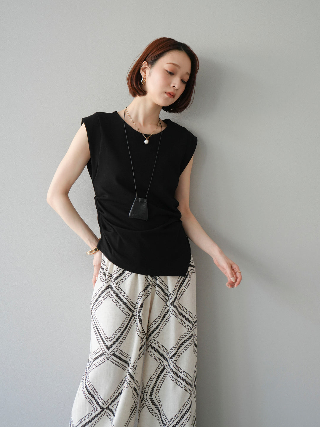 [予約]サイドギャザーTシャツ＆巾着レザーネックレスSET /ブラック