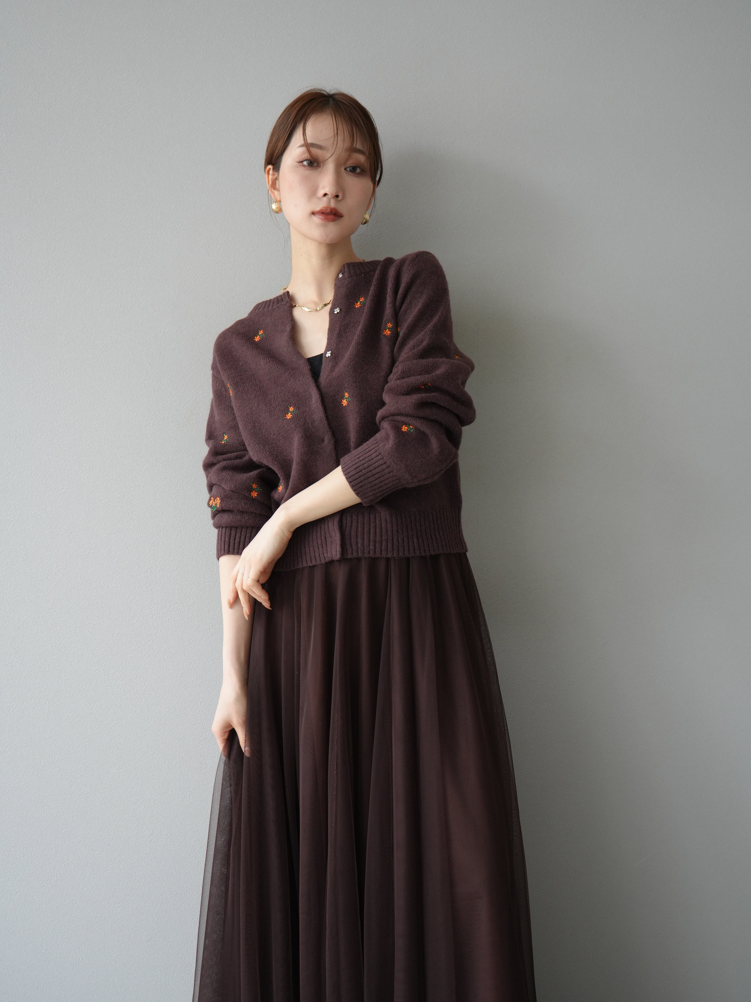 予約]フラワー刺繍ニットカーディガン/ブラウン – Lumier