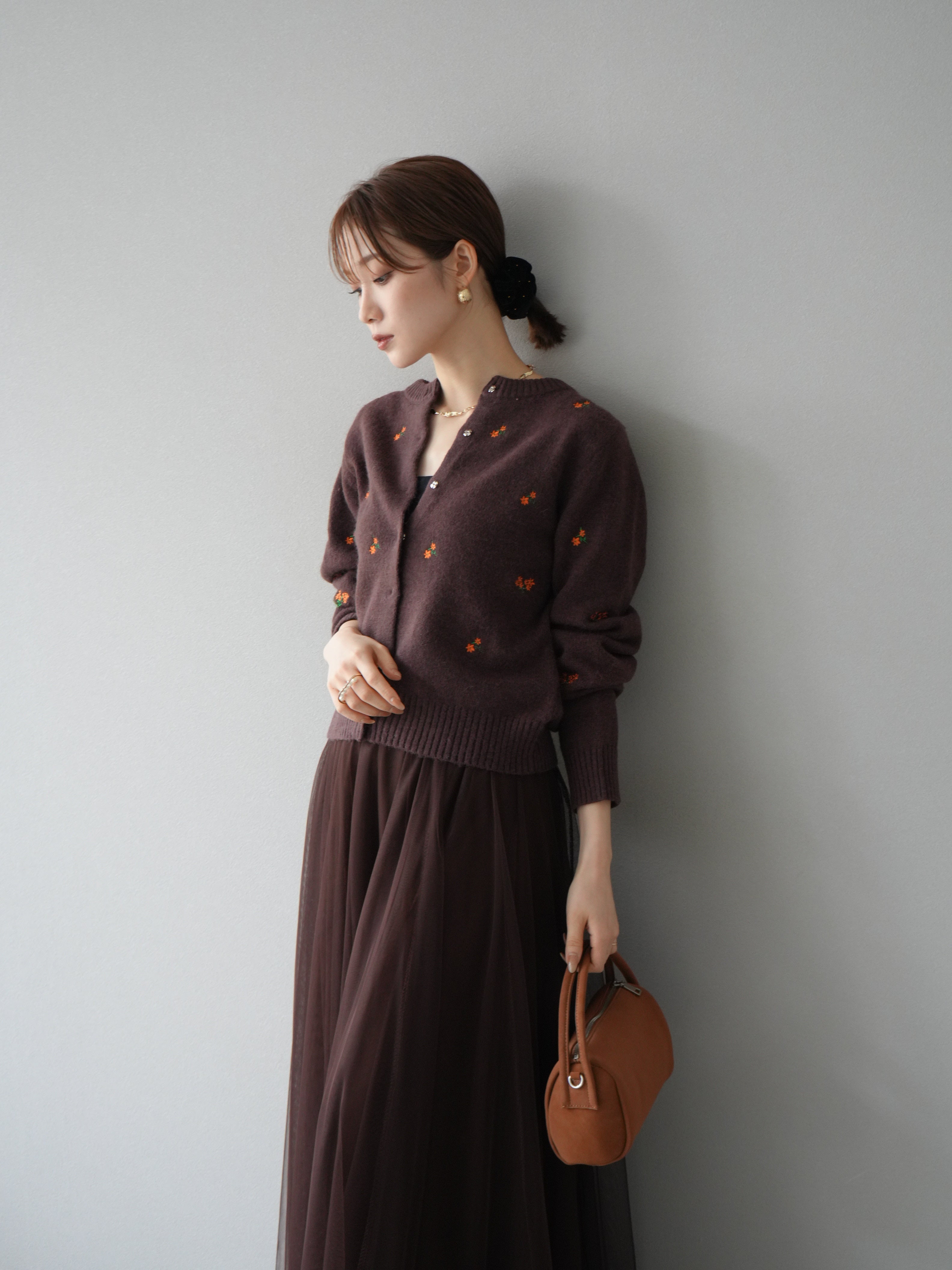 予約]フラワー刺繍ニットカーディガン/ブラウン – Lumier