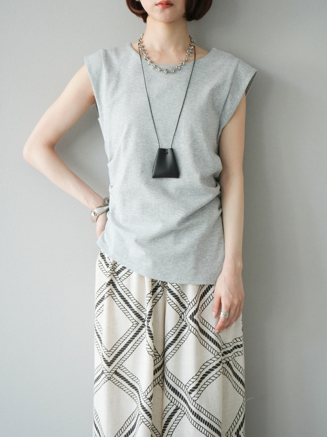 [予約]サイドギャザーTシャツ＆巾着レザーネックレスSET /グレー