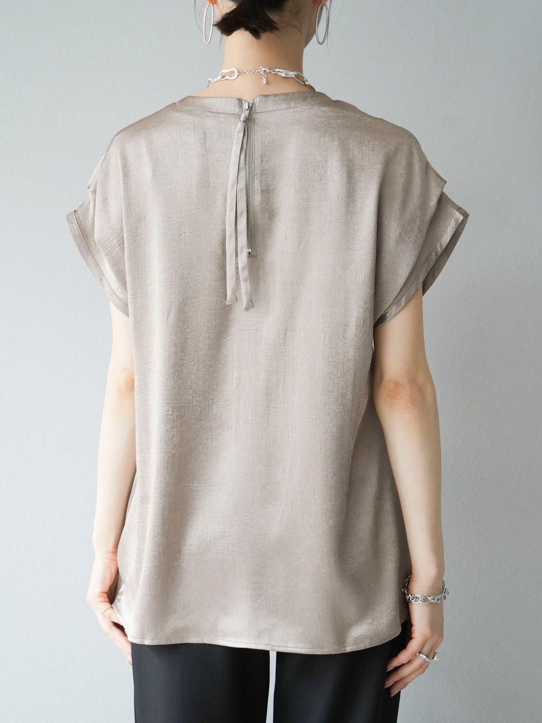 [Pre-order] Back zip tuck shoulder washer satin top/greyish beige