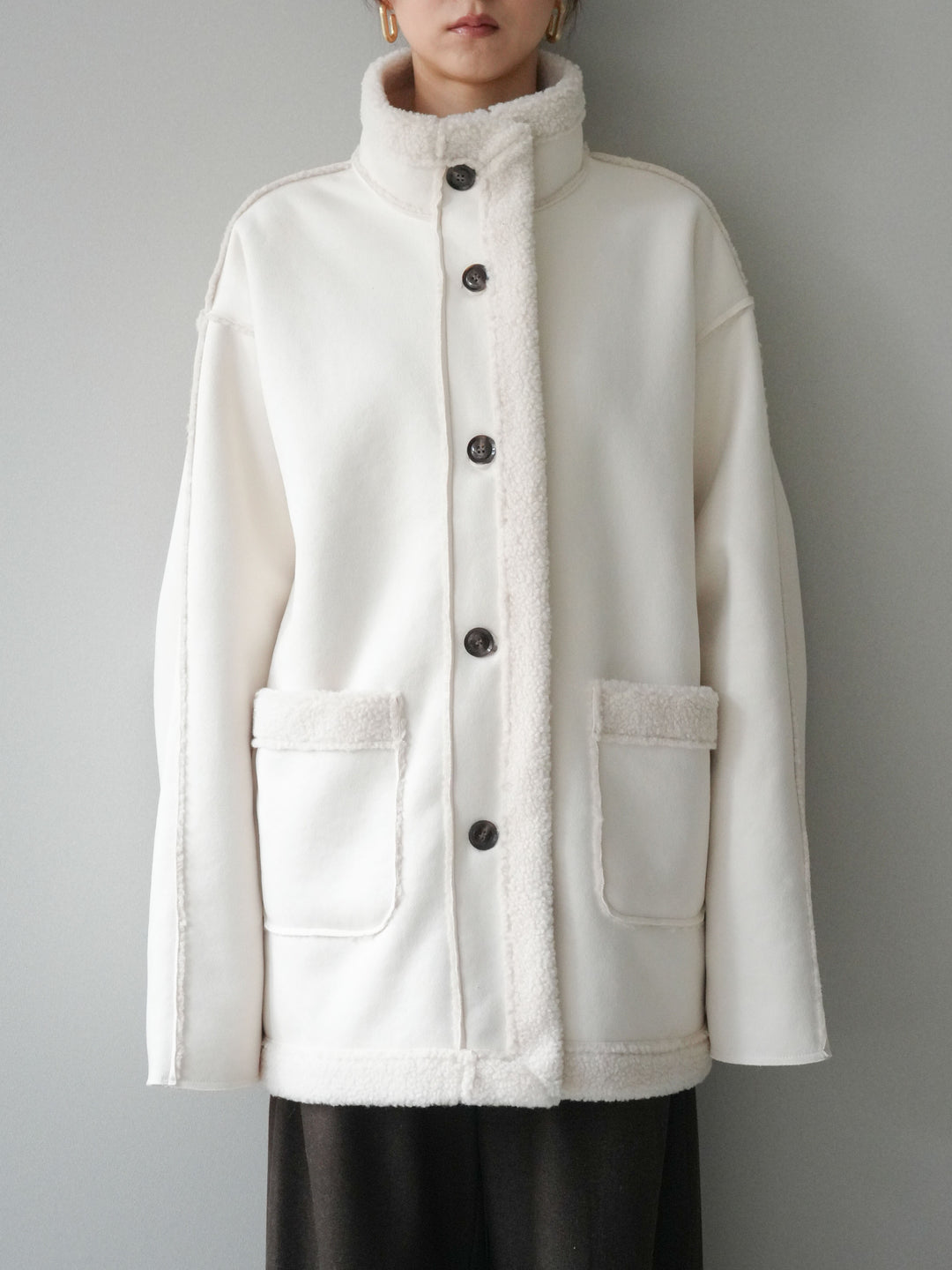 [予約]スタンドネックフェイクムートンミディアムコート/ivory