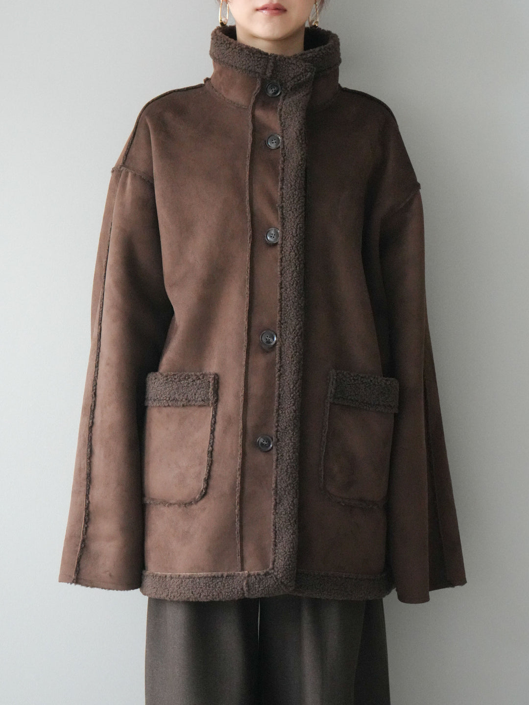 [予約]スタンドネックフェイクムートンミディアムコート/brown