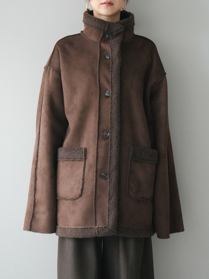 [予約]スタンドネックフェイクムートンミディアムコート/brown