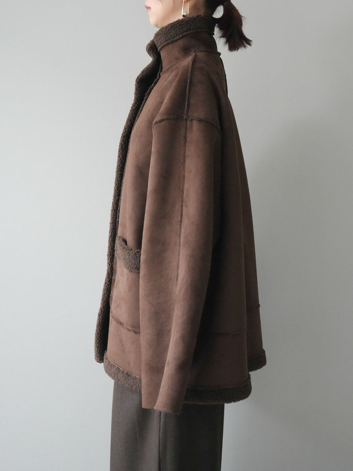 [予約]スタンドネックフェイクムートンミディアムコート/brown