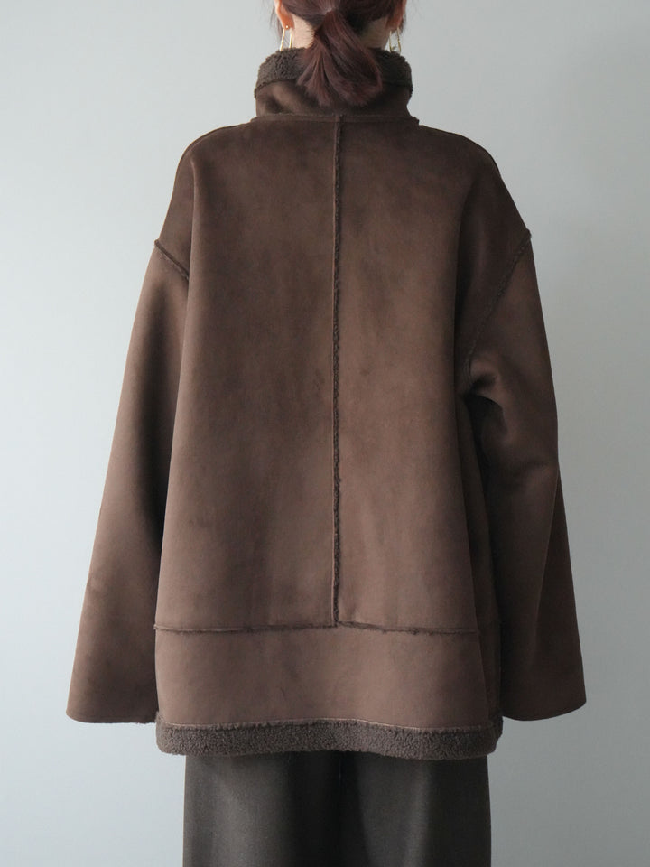 [予約]スタンドネックフェイクムートンミディアムコート/brown