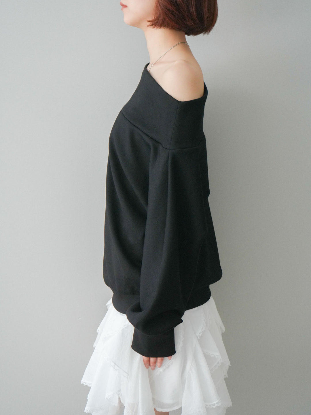 [予約]アシンメトリーオフショルポンチプルオーバー/black