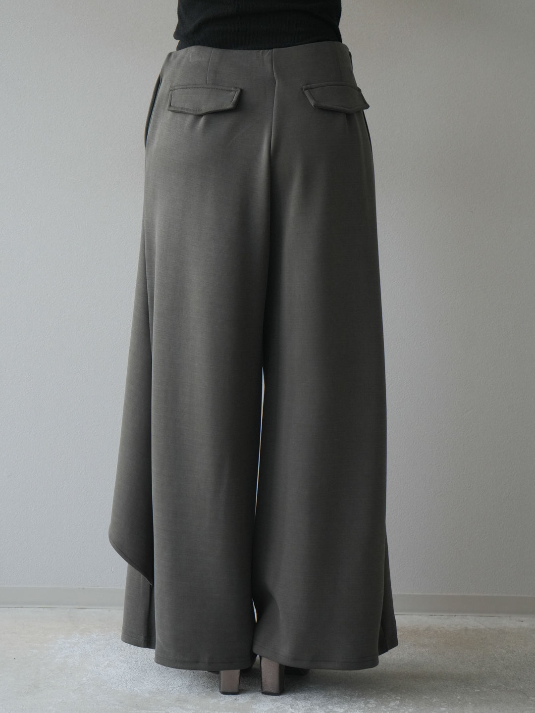 [予約]ラップデザインポンチワイドパンツ/charcoal