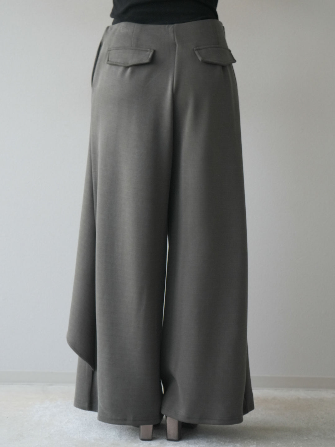 [予約]ラップデザインポンチワイドパンツ/charcoal