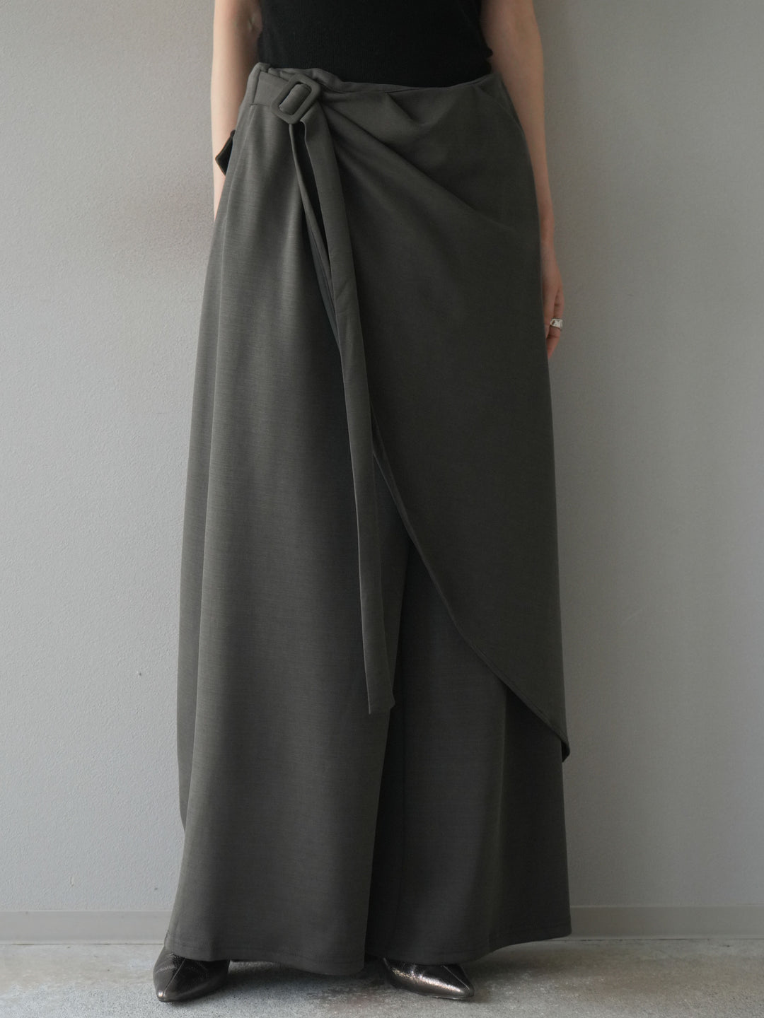 [予約]ラップデザインポンチワイドパンツ/charcoal