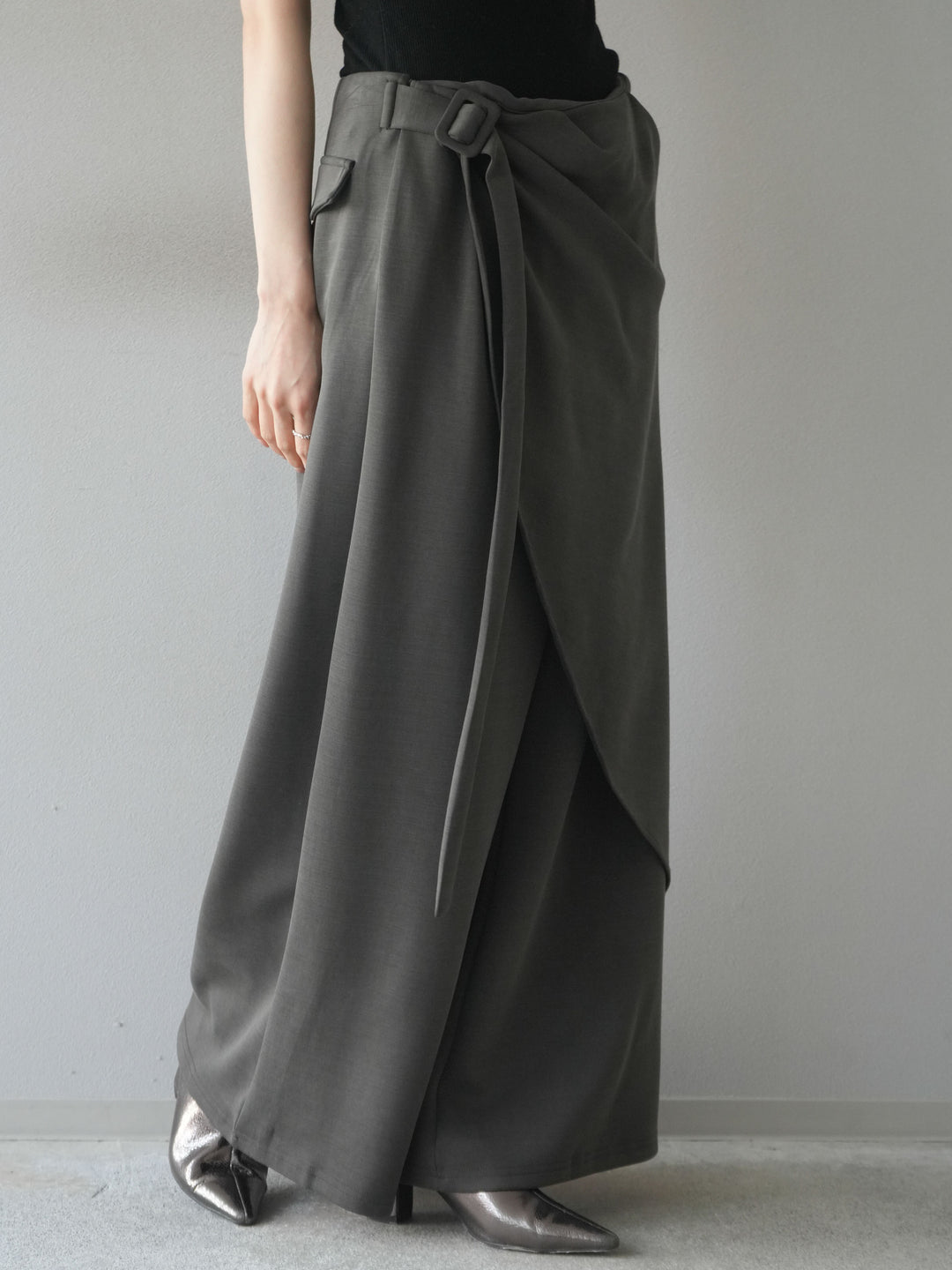 [予約]ラップデザインポンチワイドパンツ/charcoal