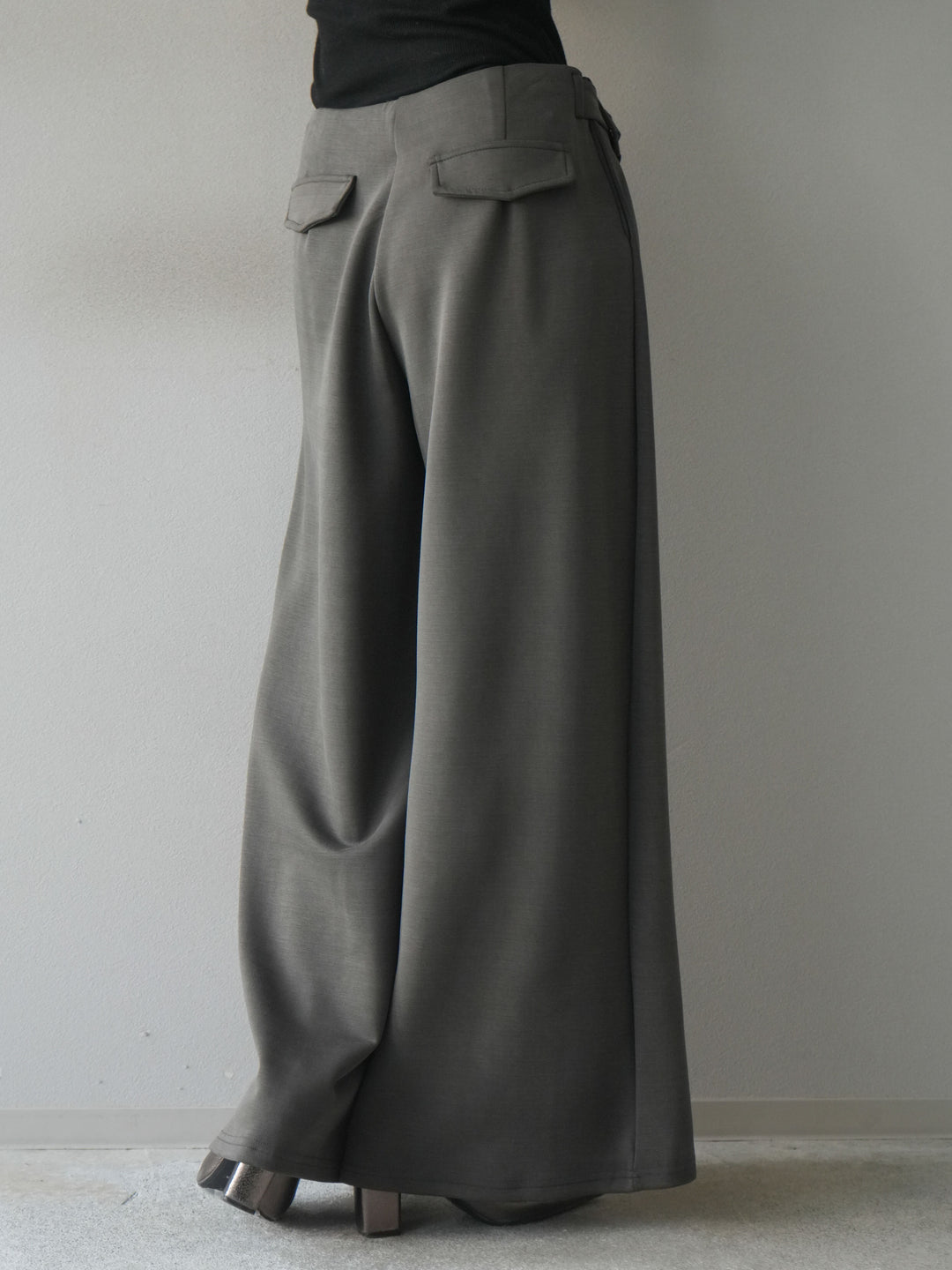 [予約]ラップデザインポンチワイドパンツ/charcoal