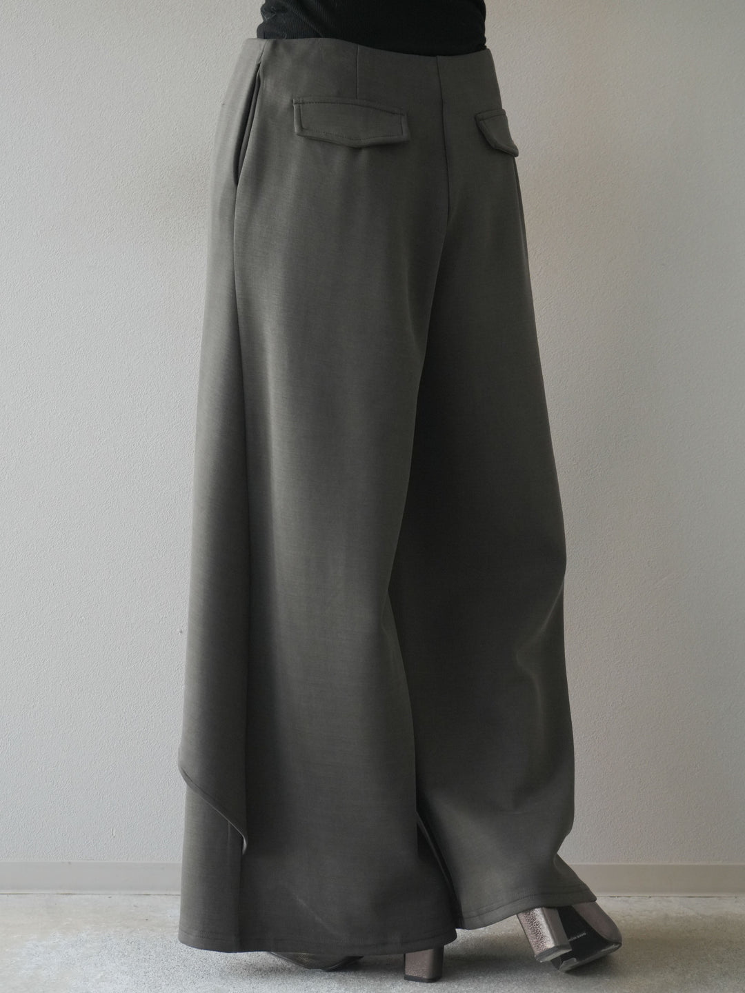 [予約]ラップデザインポンチワイドパンツ/charcoal