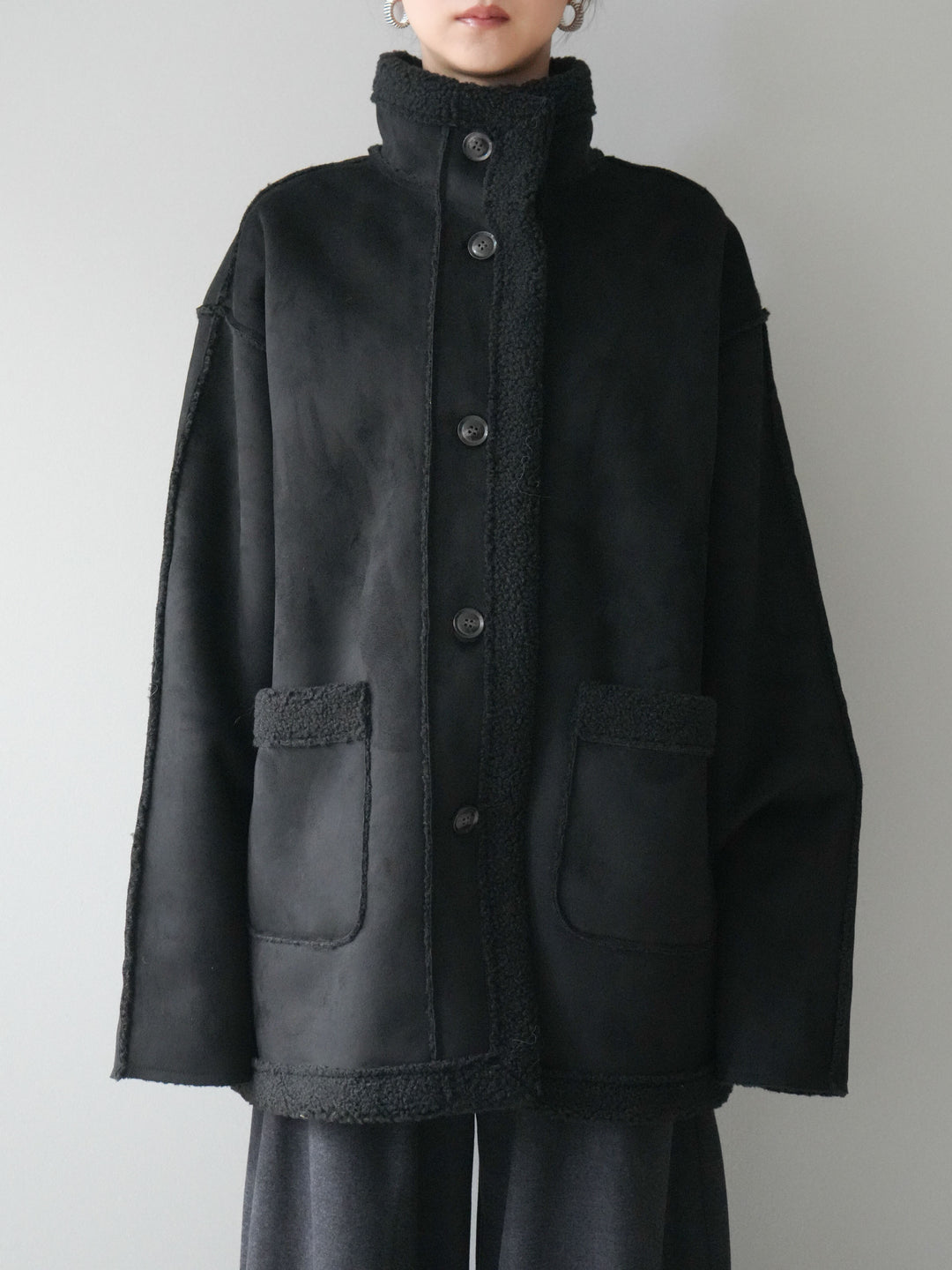 [予約]スタンドネックフェイクムートンミディアムコート/black