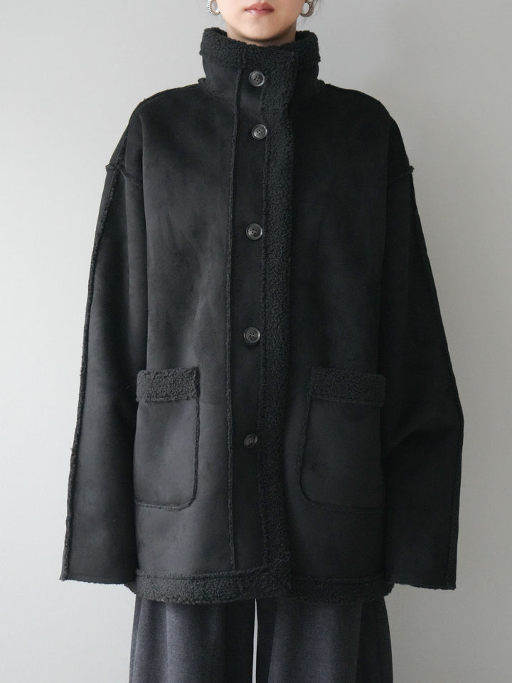 [予約]スタンドネックフェイクムートンミディアムコート/black