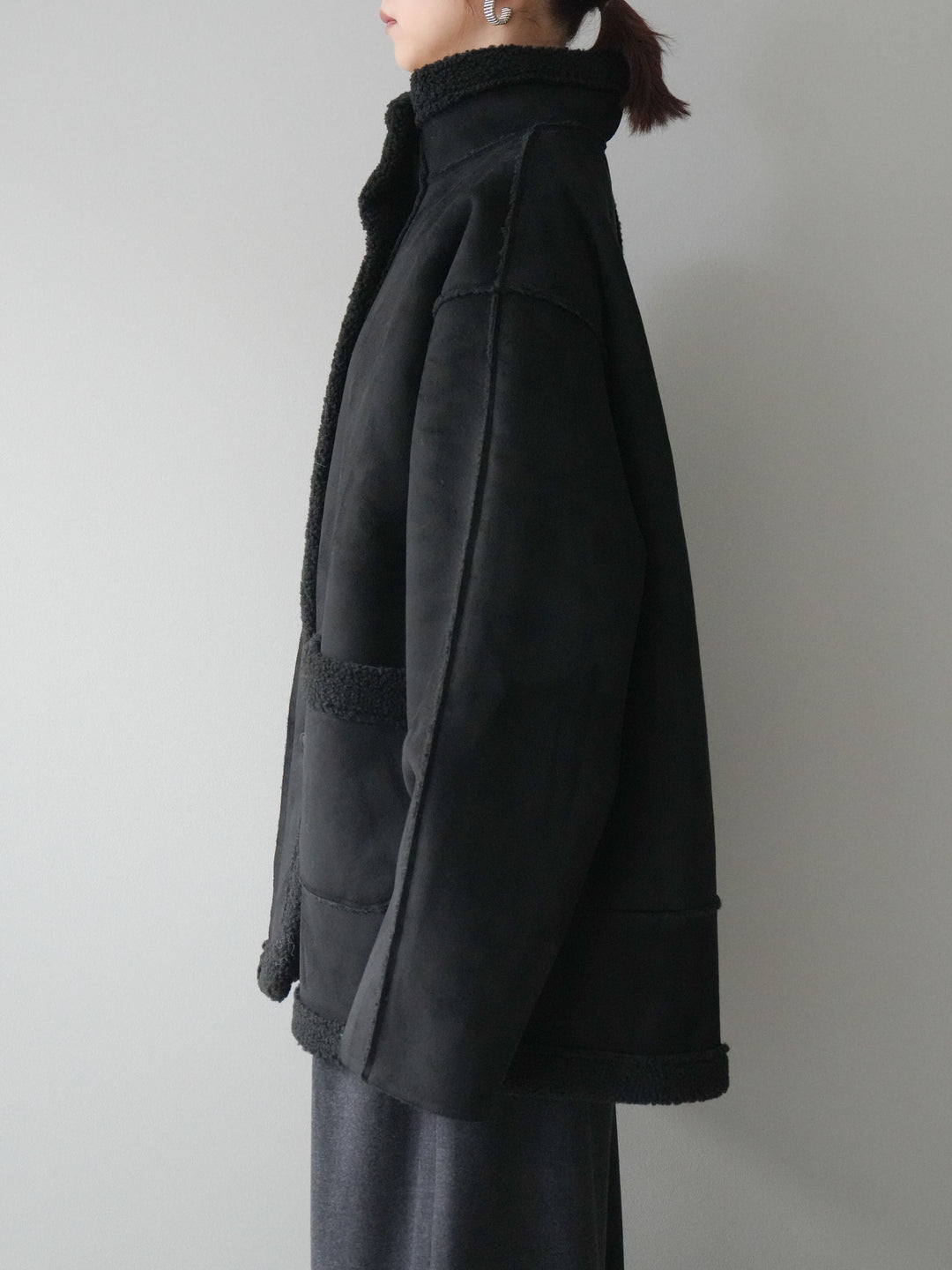 [予約]スタンドネックフェイクムートンミディアムコート/black