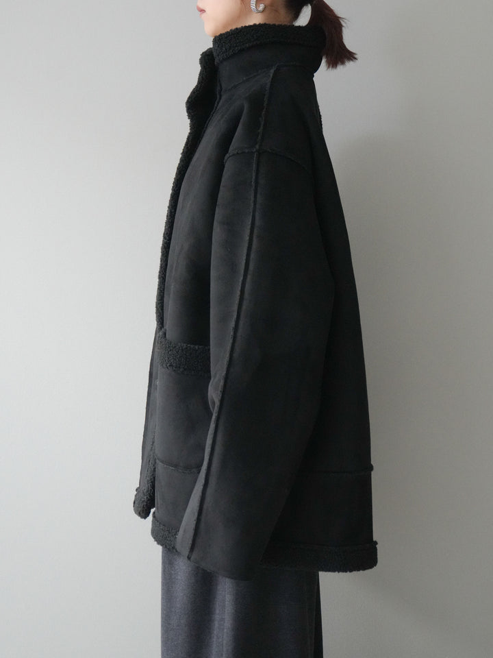 [予約]スタンドネックフェイクムートンミディアムコート/black