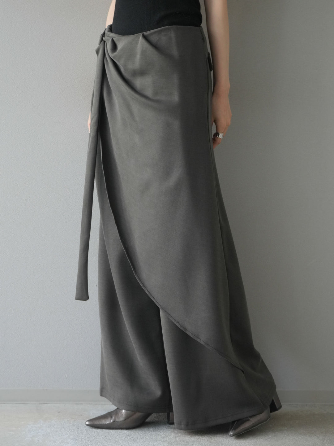 [予約]ラップデザインポンチワイドパンツ/charcoal