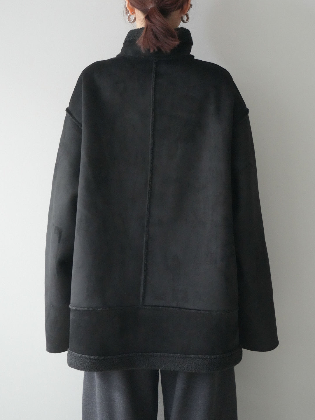 [予約]スタンドネックフェイクムートンミディアムコート/black