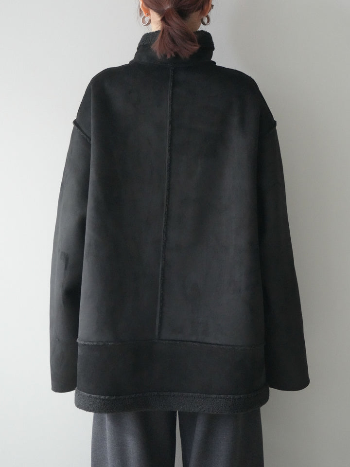 [予約]スタンドネックフェイクムートンミディアムコート/black